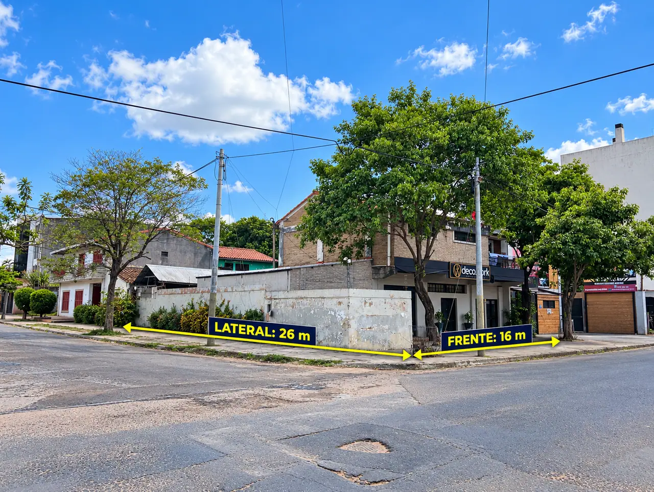 Bloque De Departamentos Y Salones Comerciales