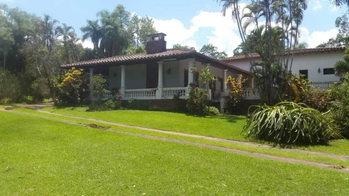 EN VENTA PROPIEDAD COLONIAL EN AREGUÁ