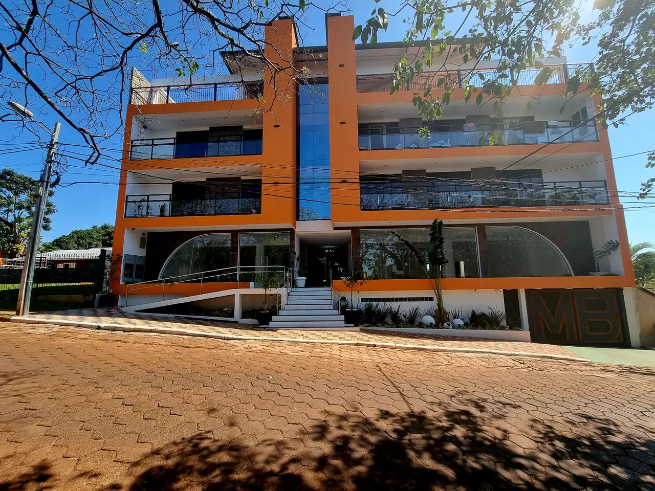 ALQUILO IMPORTANTE LOCAL COMERCIAL EN LUJOSO EDIFICIO EN EL ÁREA 8!!