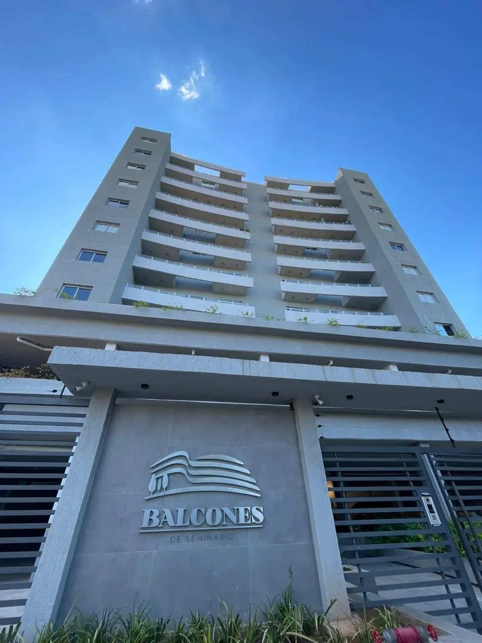 Dpto. Con Balcón Y Vistas Panorámicas En Edificio Balcones De Seminario