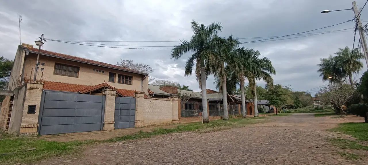 En venta!! Hermosa casa con piscina en Luque