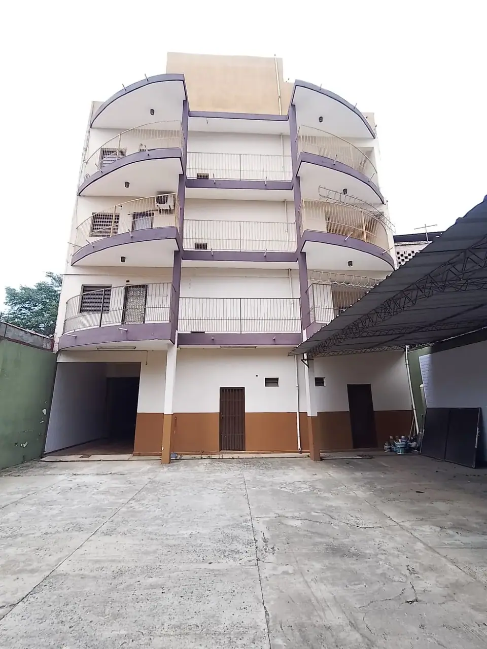 Edificio de 4 pisos en el Centro de Villa Elisa, estratégicamente ubicado sobre la Avda. Von Poleski, a solo 200 metros del Hipermercado Luisito. Esta propiedad se encuentra en una zona comercial vibrante y concurrida, rodeada de negocios como pilates, bo