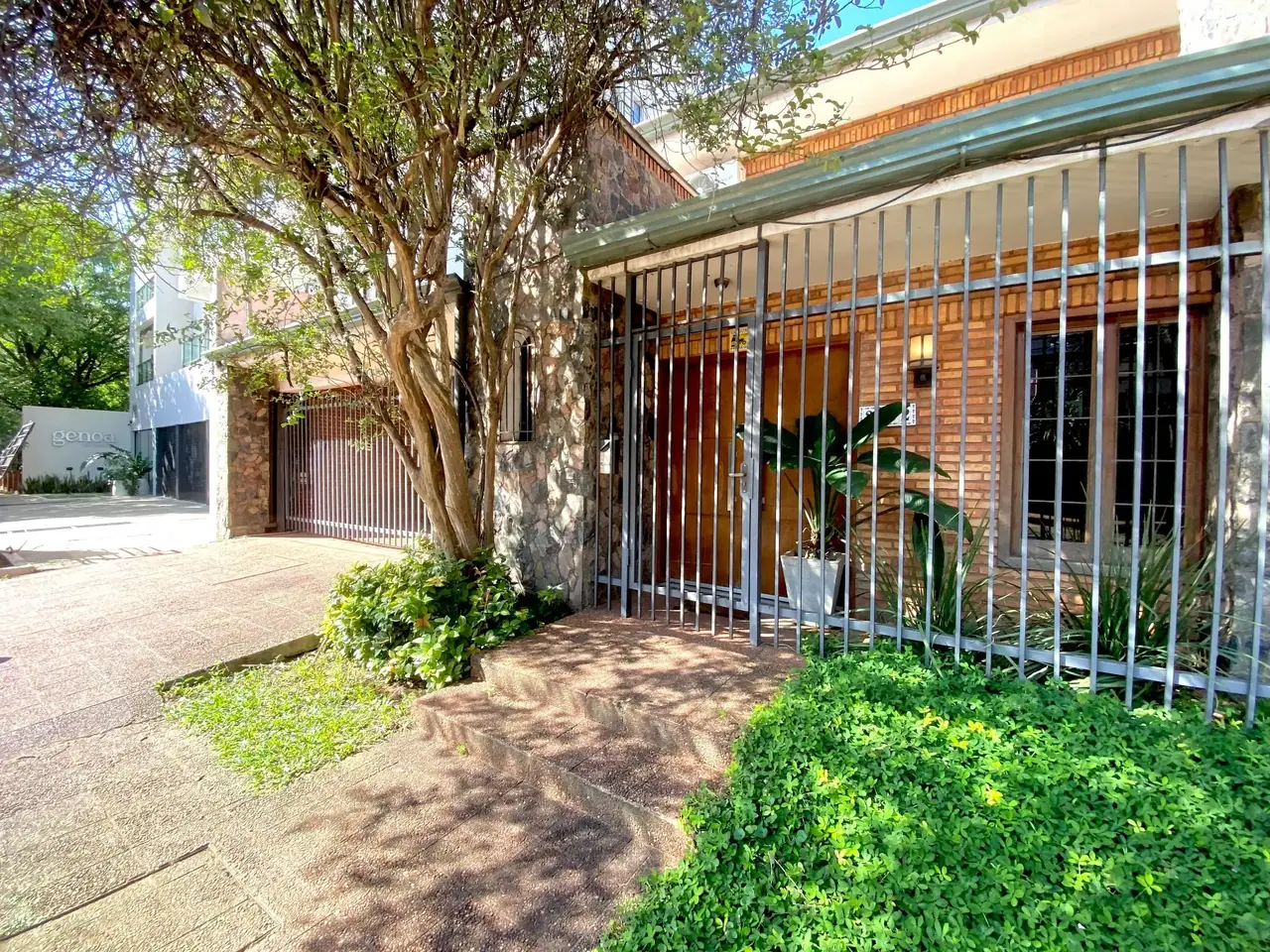 Vendo Residencia en esquina en Barrio Las Lomas