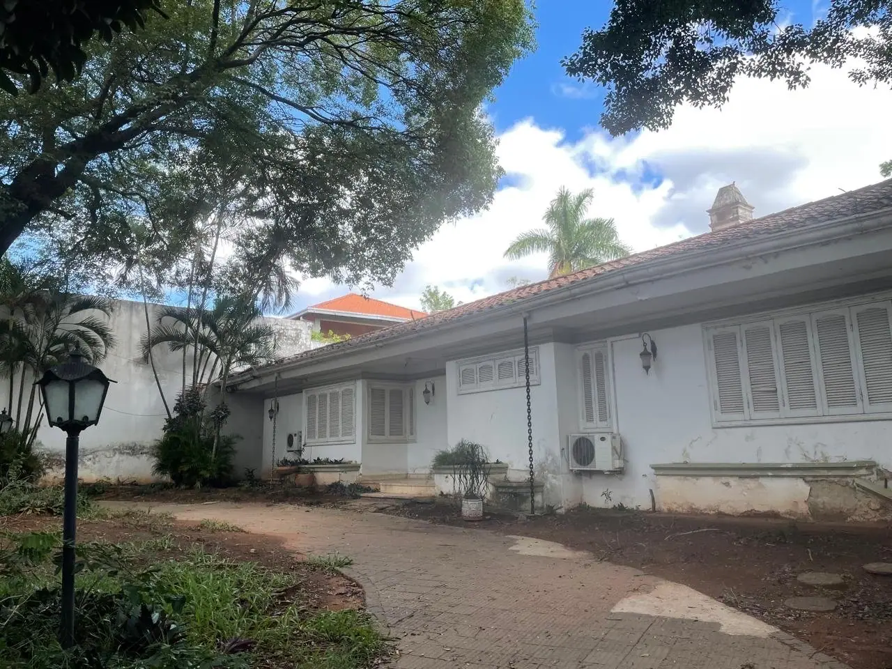 Amplio terreno con casa a remodelar o demoler en el Barrio Mcal Estigarribia