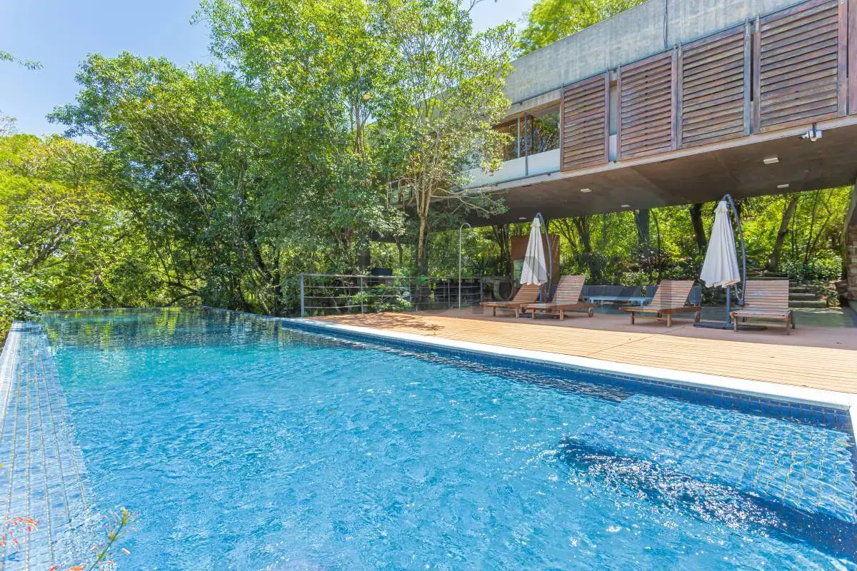 RESIDENCIA EN VENTA CON VISTA AL LAGO YPACARAÍ