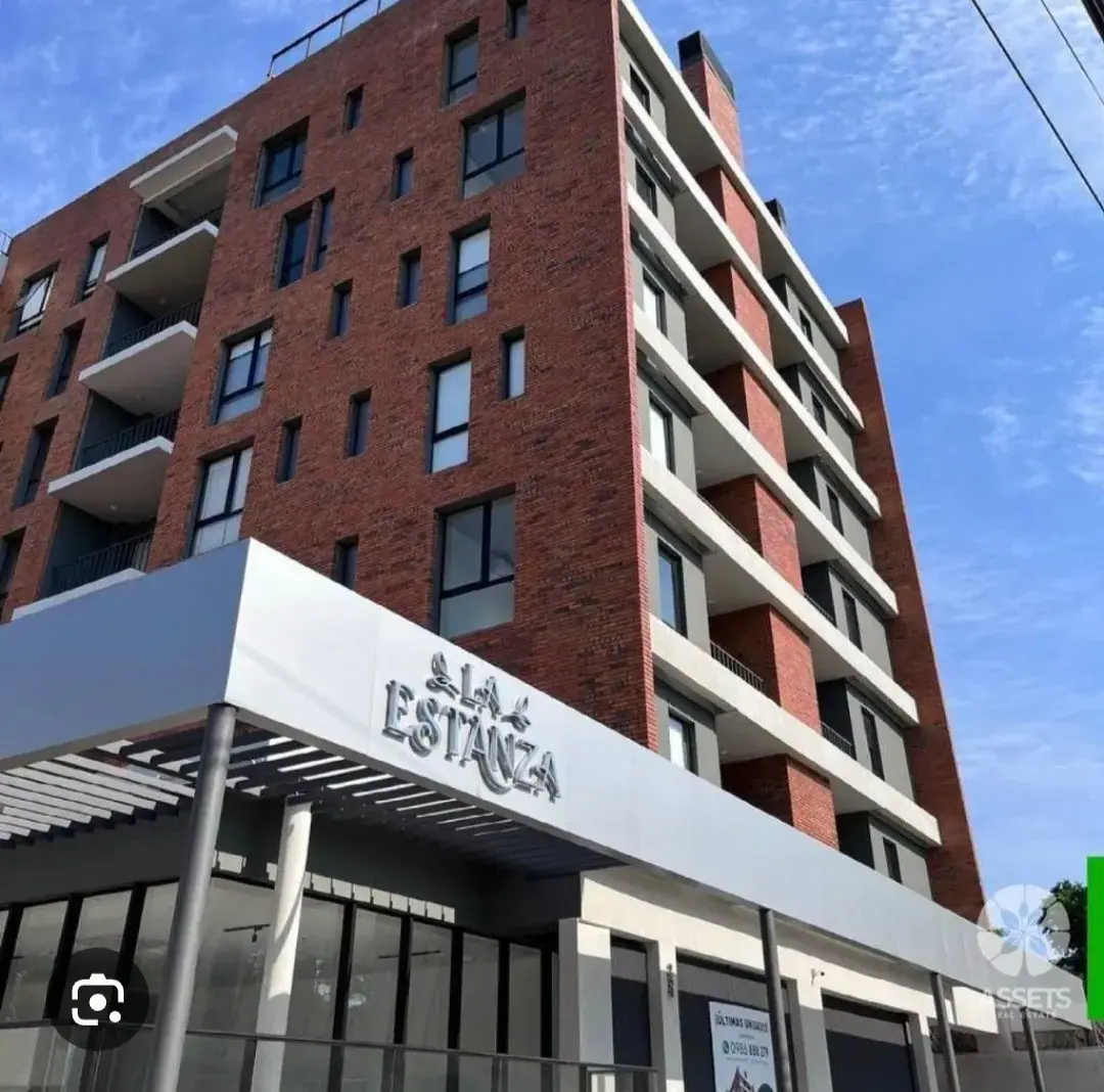 *Vendo Local Comercial en Edificio La Estanza - Con renta activa del 8.2% anual en dolares ideal para Inversores* *125 m2 a propios adicional de 3 cocheras al libre mas una cochera en el interior del edificio en total suma 196.62 m2* *Galeria y buena ex
