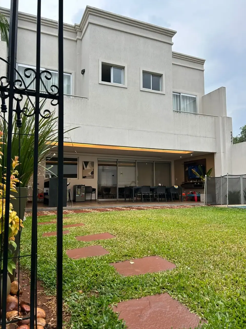 En Venta hermosa casa en la zona mas exclusiva del Jockey Club - Hipódromo Asunción