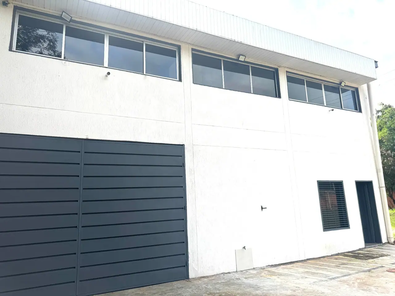 EXCELENTE DEPOSITO CON OFICINAS CORPORATIVAS EN ZONA AEROPUERTO S. PETIROSSI ,LUQUE.
