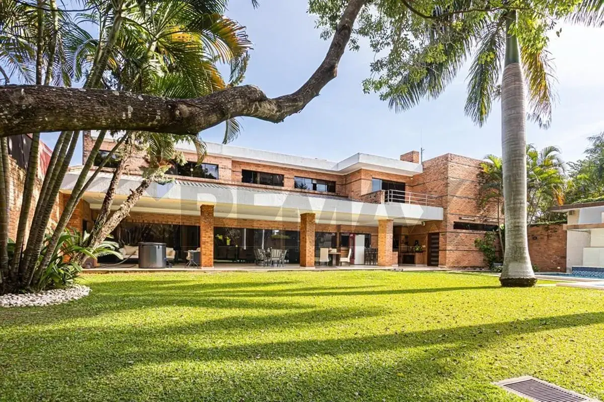 Residencia de Lujo en Barrio Mariscal Estigarribia