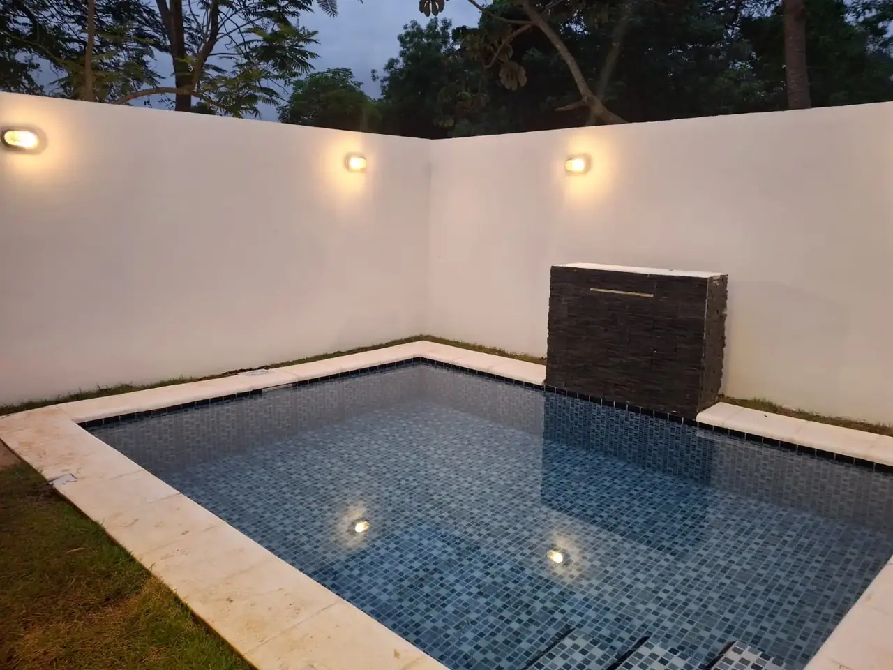 En venta casa a estrenar con piscina en Luque.