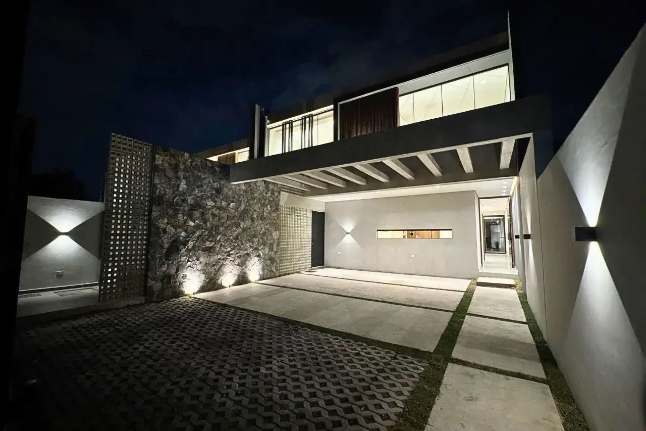 En Venta - Casa moderna de cuatro dormitorios a estrenar en barrio Mburucuyá
