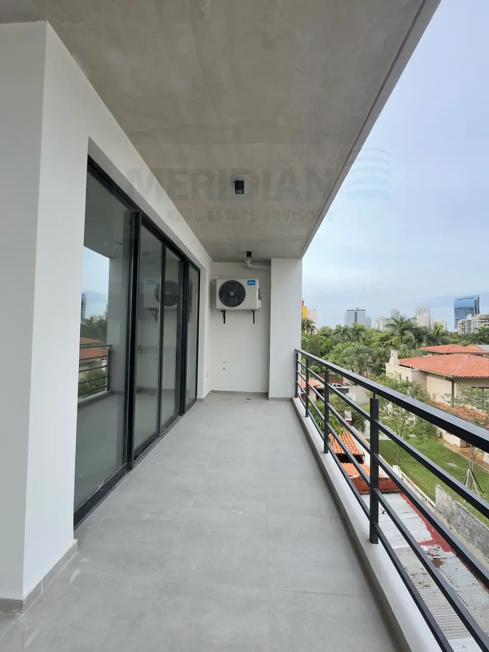 Departamento en venta a pasos del Shopping Del Sol.