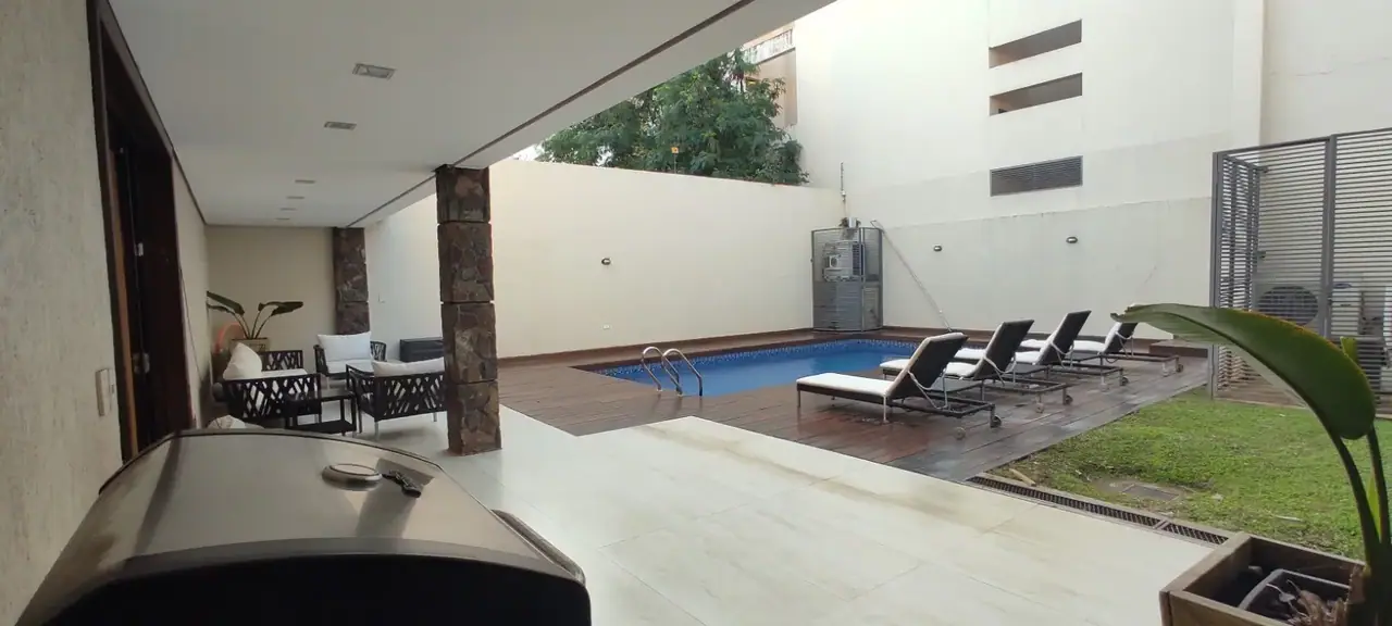 EN ALQUILER: AMPLIA CASA ZONA COLEGIO AMERICANO 5.500 $