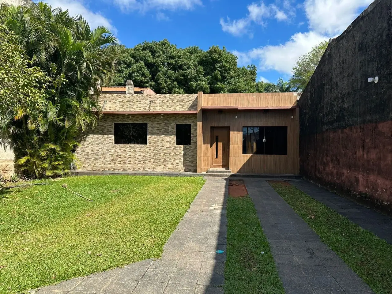 ALQUILO AMPLIA CASA PARA OFICINA EN YCUA SATI, ASUNCIÓN