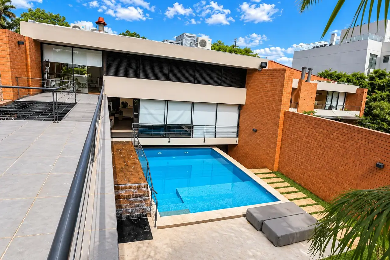 Vendo Fina Residencia en el Barrio Ycua Sati