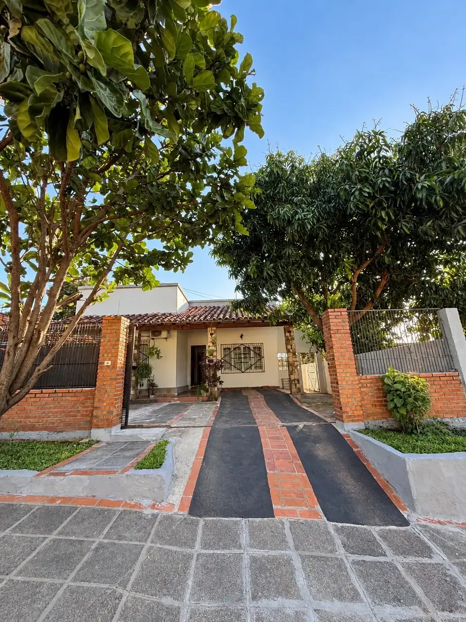Casa Rústico-Moderna en San Isidro, Lambaré, 4 habitaciones, Amplio Patio