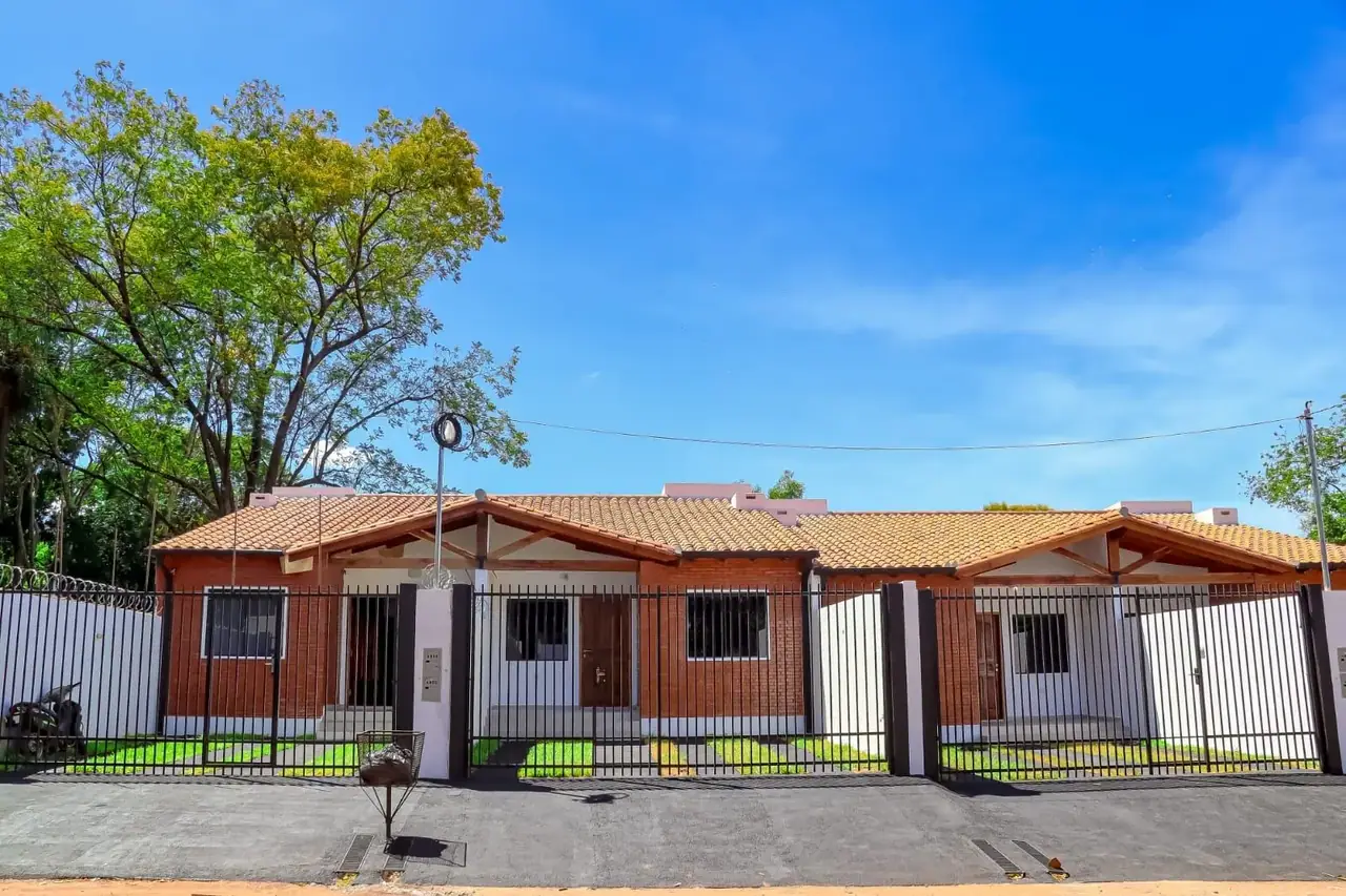 Exclusiva Residencia a Estrenar en el Prestigioso Barrio Sol de América, Villa Elisa: Su Nuevo Hogar de Ensueño.
