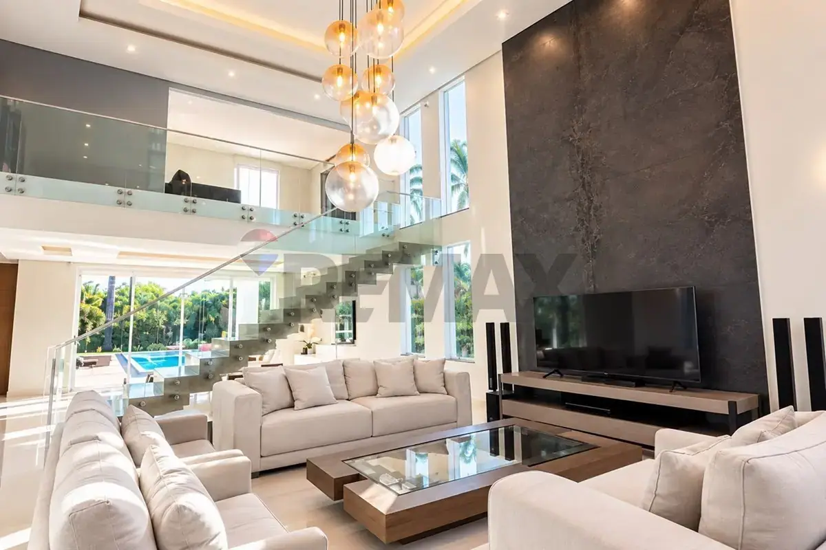 IMPONENTE CASA AMOBLADA ZONA YACHT