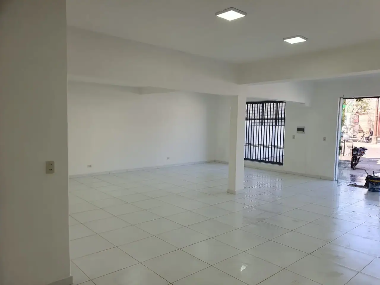 SALÓN COMERCIAL SOBRE LA AVDA. ARTIGAS C/ MOLAS LOPEZ.