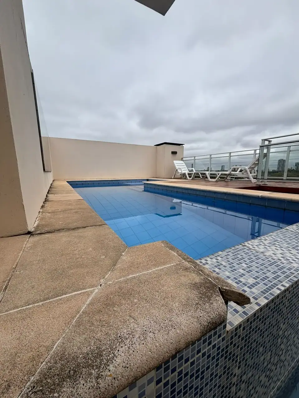 Alquiler: Departamento Moderno con Piscina y Terraza sobre Primer Presidente