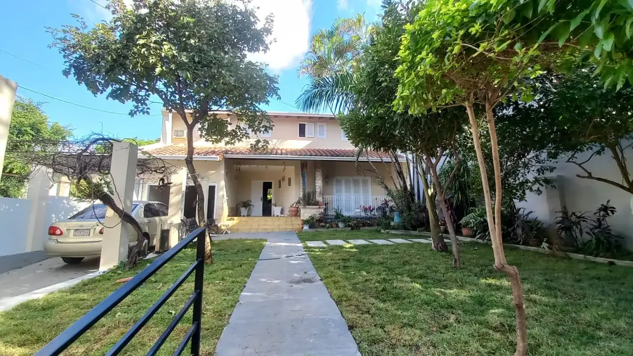 VENDO AMPLIA CASA EN ASUNCIÓN