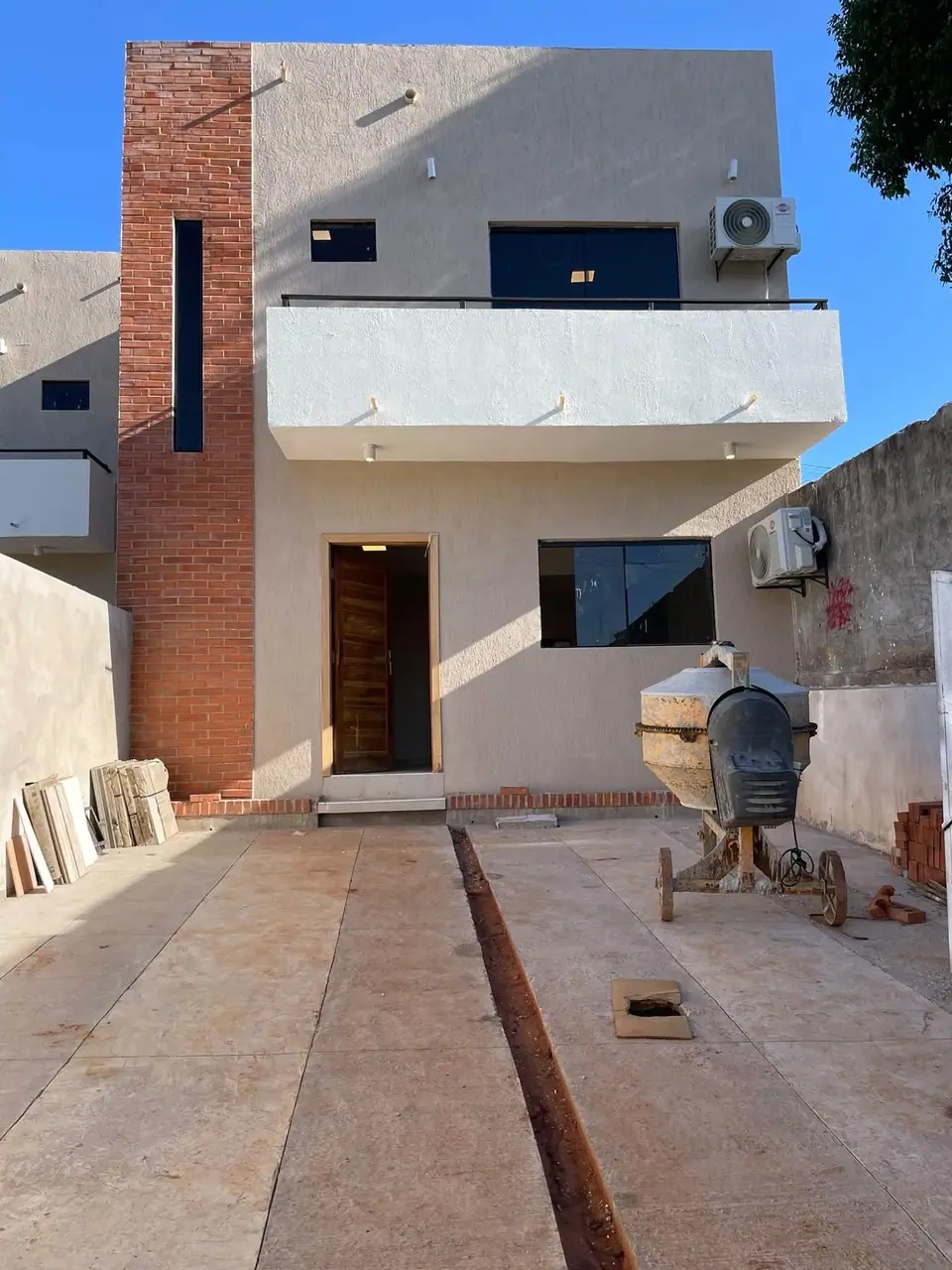 Vendo amplio dúplex en villa Elisa con patio (no apto para crédito bancario)