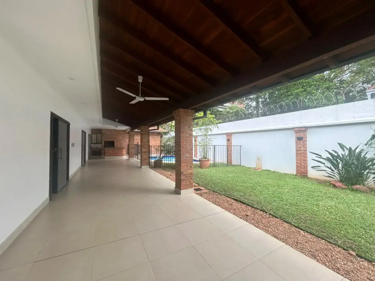 Exclusiva Residencia de Lujo: Ideal para Familias Distinguidas, CEOs y Diplomáticos, con Amplios Espacios de Recepción y Entretenimiento.