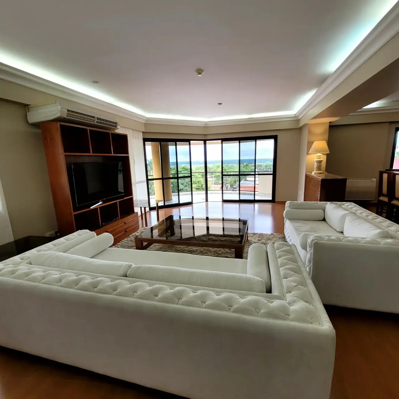 ALQUILO AMPLIO Y ELEGANTE DEPARTAMENTO DE 3 DORMITORIOS TODO EN SUITE EN BARRIO LAS MERCEDES