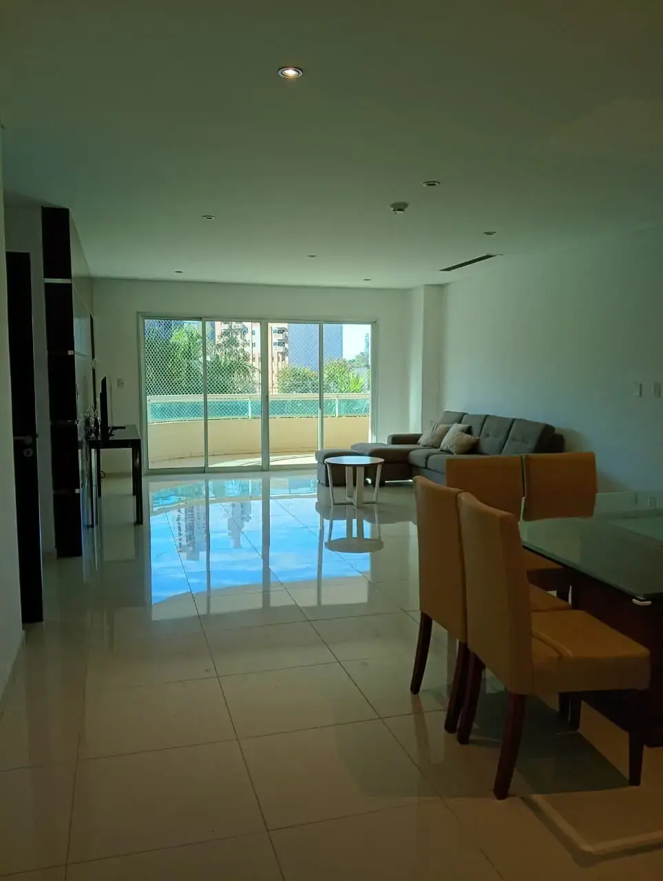 Alquiler: Departamento Moderno con Balcón, 3 Baños y 2 Garajes