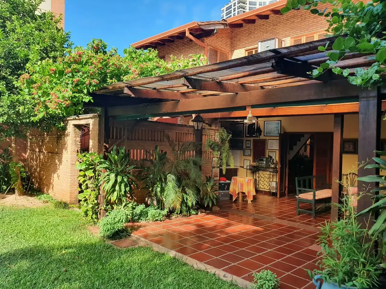 CASA EN VENTA EN YCUÁ SATÍ – ASUNCIÓN