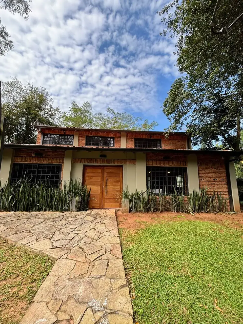 En venta residencia amoblada - San Bernardino - Zona Super Seis.