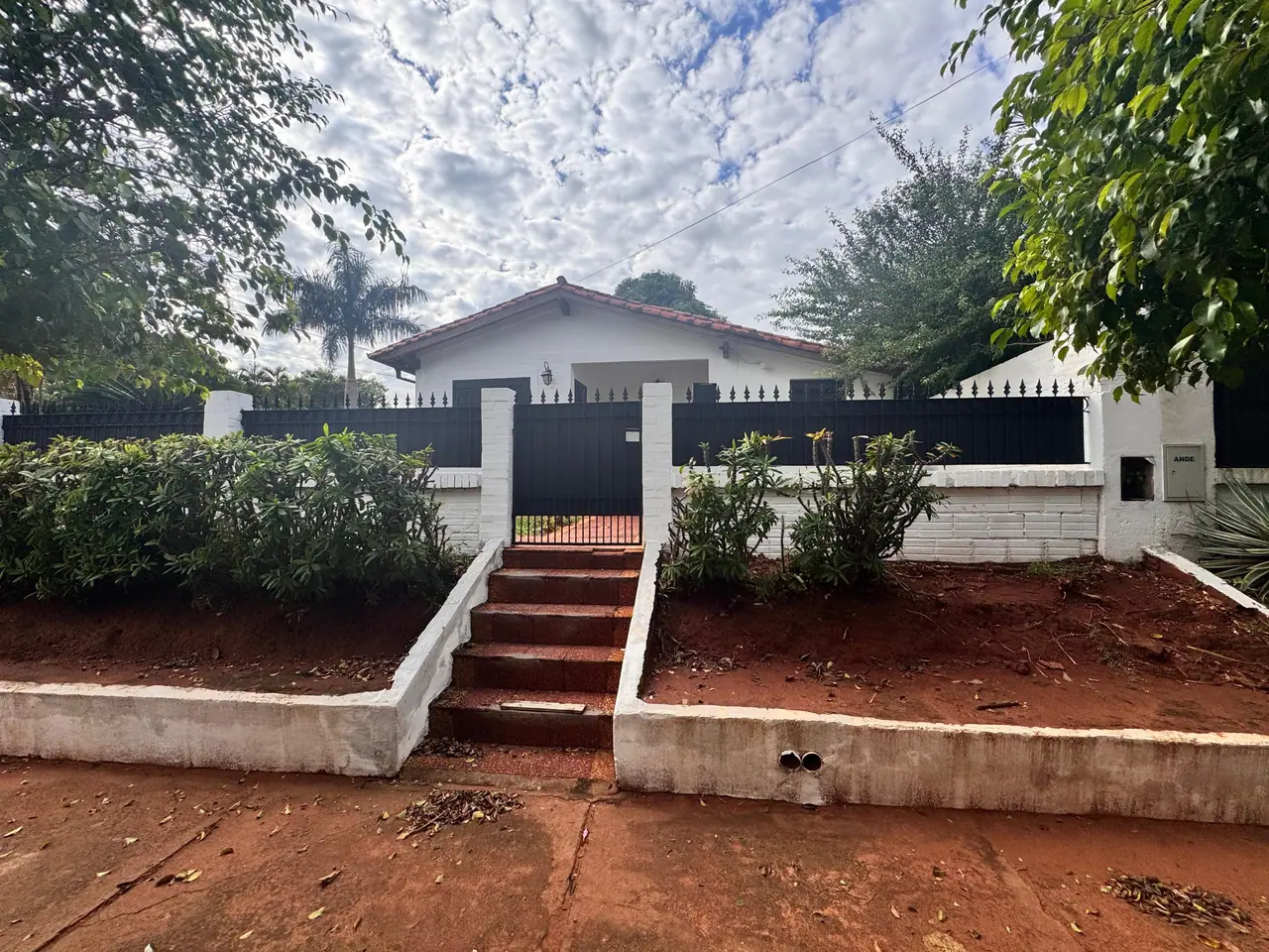 EN VENTA CASA EN LAURELTY - LUQUE