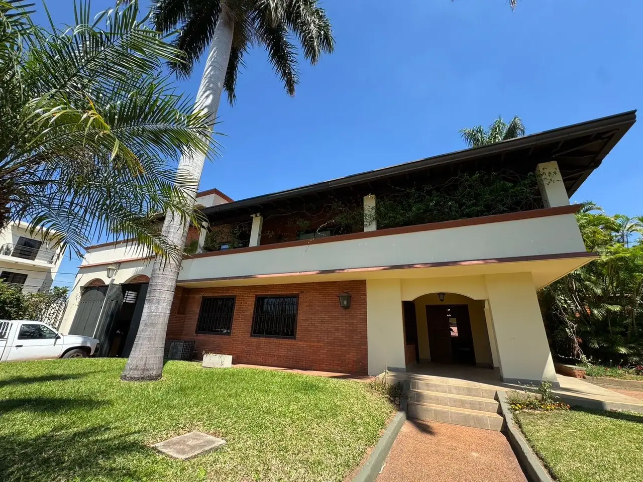 Exclusiva Residencia en Esquina con Terreno de 2.580 m² – San Jorge, a pasos de Aviadores del Chaco