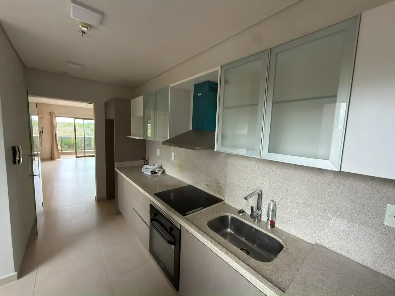 ¡Exclusivo Departamento en Alquiler sobre Av. Perón! Edificio Setai, Lujo y Confort por 4.500.000 Gs.