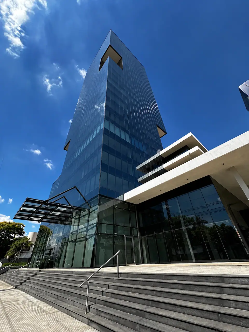GO TOWER BUSINESS CENTER: TU OFICINA CORPORATIVA CON VISTA AL RÍO