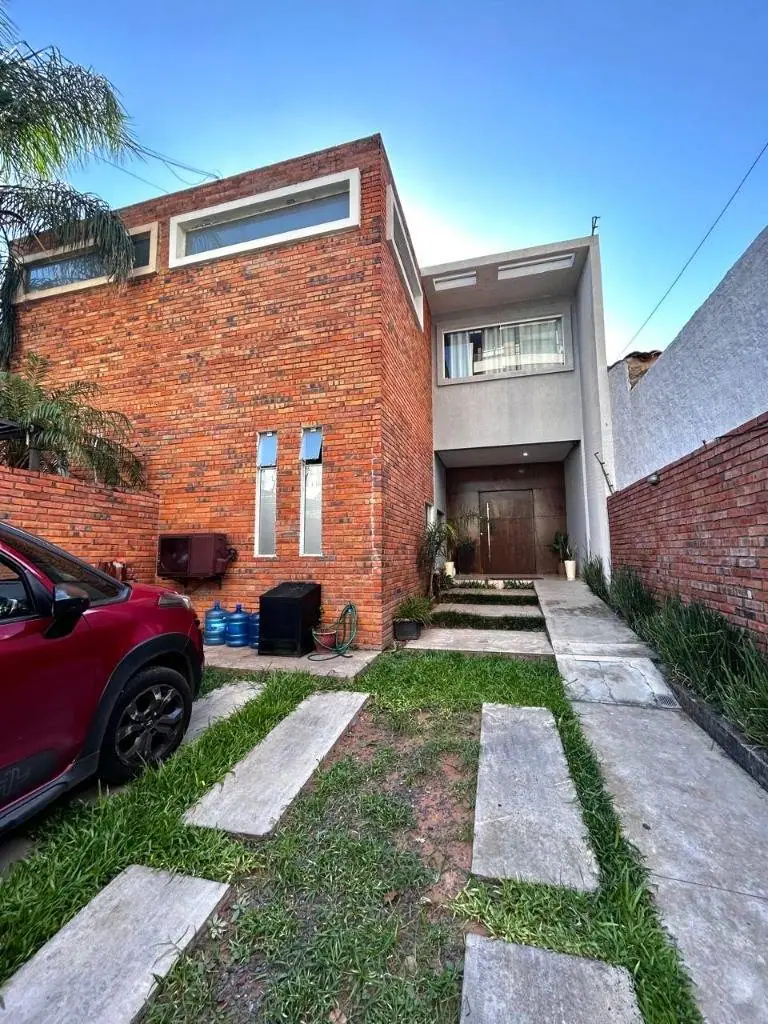 EN VENTA AMPLIA CASA PAREADA EN YKUA SATI