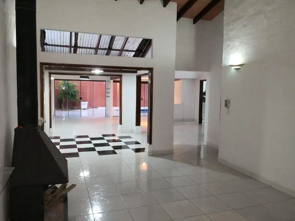 Exclusiva Oportunidad: Casa de Ensueño en Lambaré – Ubicación Privilegiada Zona Canal Trece