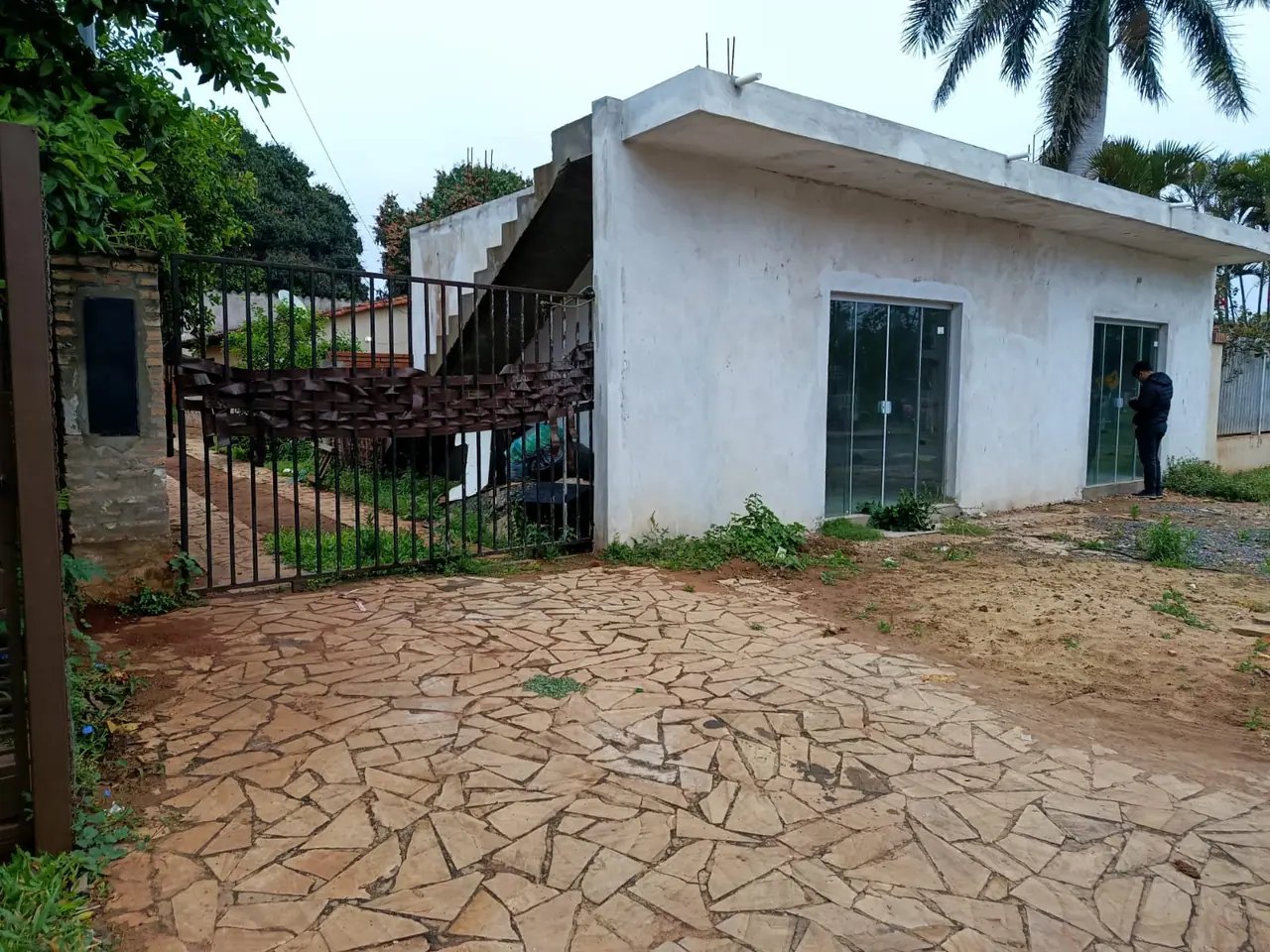 EN VENTA VIVIENDA CON SALON COMERCIAL