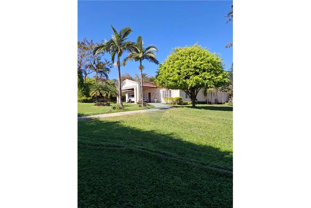 INCREIBLE CASA EN MEDIO DE UN JARDIN