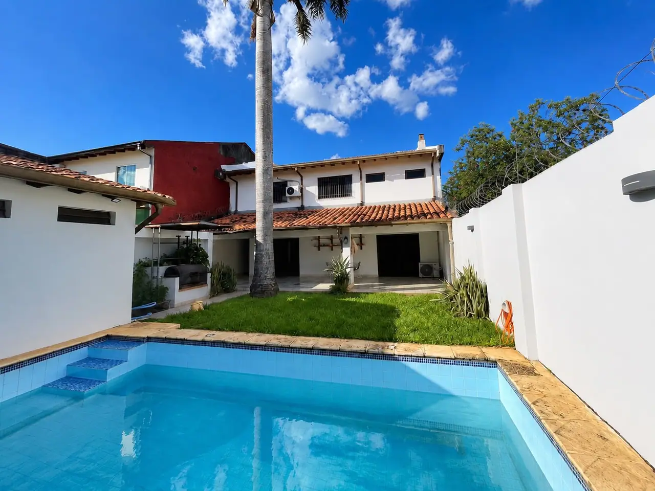 Amplia casa en venta a 2 cuadras de Mcal Lopez a pasos del Shopping Pinedo
